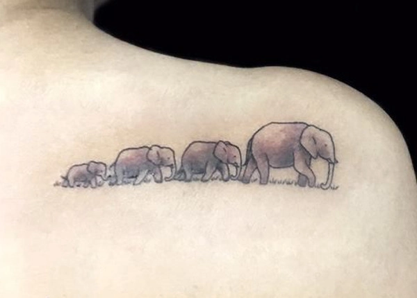Hình xăm gia đình lấy ý tưởng từ voi trên lưng